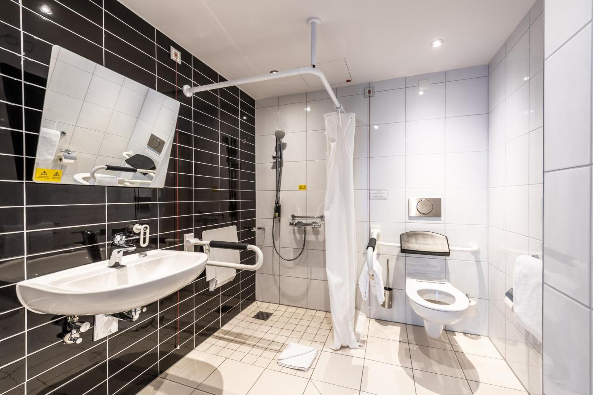 Premier Inn Duesseldorf City Centre Ngoại thất bức ảnh